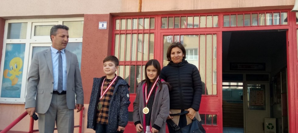 RESİM YARIŞMASI BİRİNCİLERİ OKULLARI TARAFINDAN ÖDÜLLENDİRİLDİ