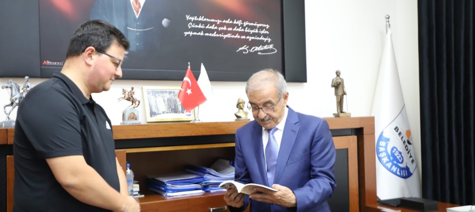 S.BURAK BATIR, ‘ESKİ DEFTER’ KİTABINI ÖZACAR’A DA ARMAĞAN ETTİ
