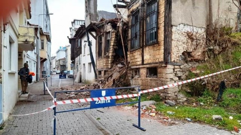Sağanağın Etkisiyle Metruk Bina Kısmen Çöktü