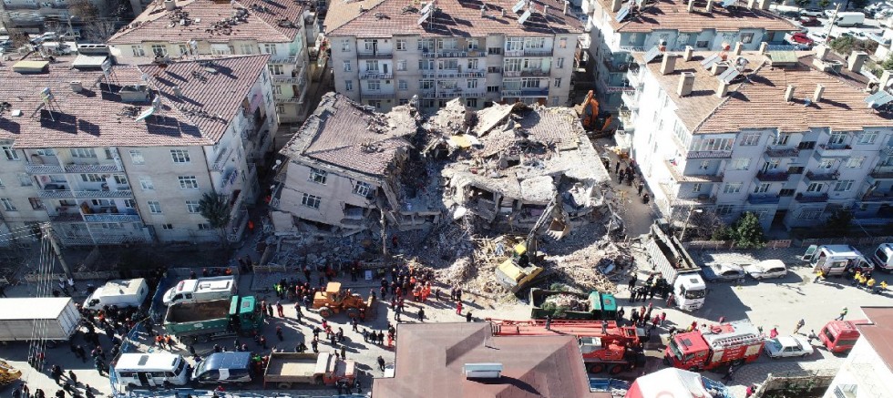 Siyasilerden Deprem Mesajları