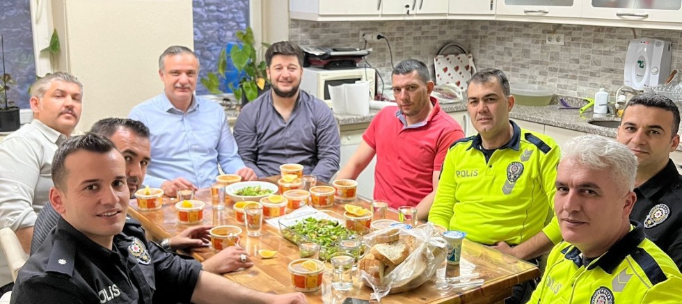 Sürücü, Nöbetçi Polislerle İftar Yaptı