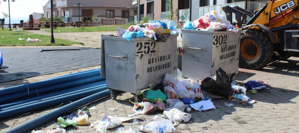 Toplanmayan çöpler isyan ettirdi