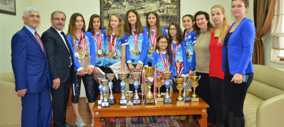Triatlon Şampiyonlarından  Başkan Özacar’a Ziyaret
