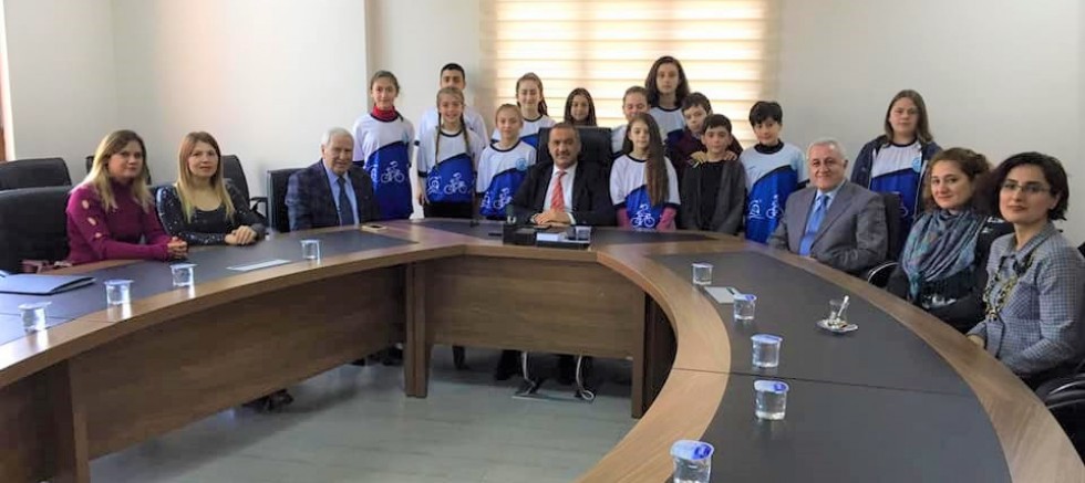 TRİATLON TAKIMI KAYMAKAM KILINÇKAYA 'YI ZİYARET ETTİ