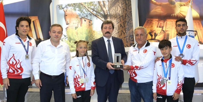 Triatlonculardan Vali Tavlı’ya Ziyaret