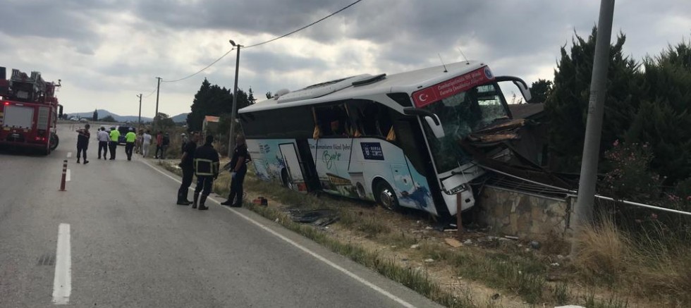Tur Otobüsü Kaza Yaptı