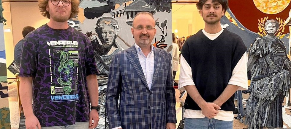 Turan, ÇOMÜ Öğrencisinin Tekstilde Geri Dönüşüm Sergisini Gezdi