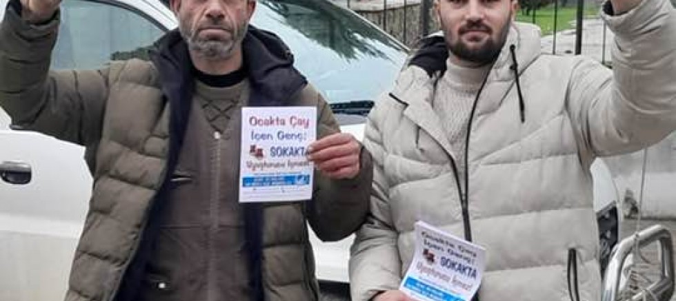 Ülkü Ocakları Broşür Dağıttı