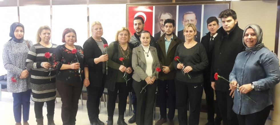 Ülkü Ocakları Kadınlar Gününde Karanfil Dağıttı