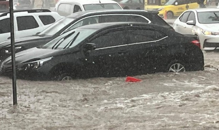 Yağmur 10 Dakika Yağdı, Hayat Felç Oldu
