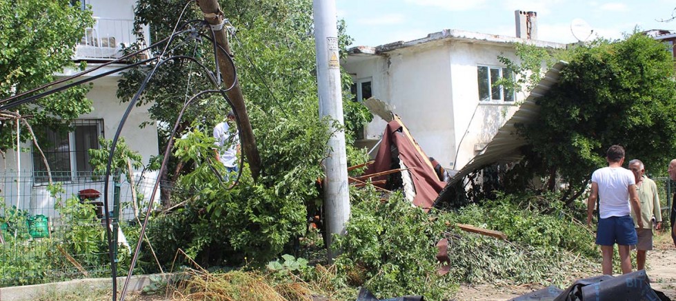 Yağmur, Dolu ve Fırtına Hayatı Felç Etti