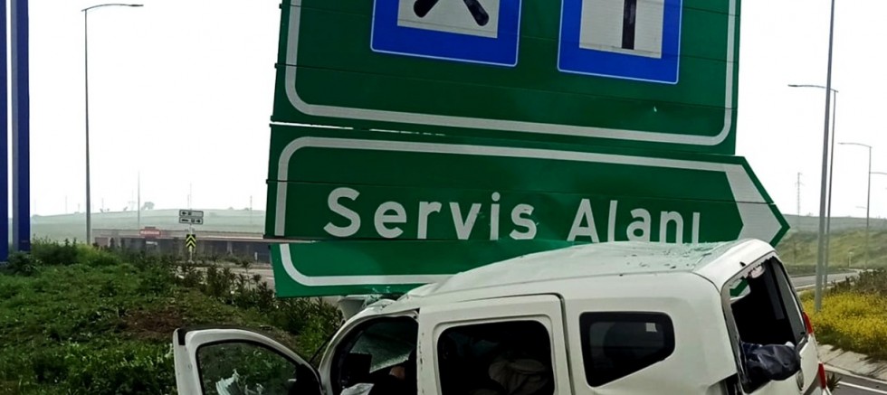 Yön Levhası Direğine Çarpan Otomobildeki Anne ve Oğlu Öldü